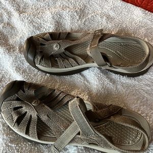 Keen woman’s walkers Taupe colored. Maybe wore twice.